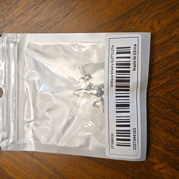 Punk Style Skull Stud Earrings for Men – Antique Silver-Plated Zinc Alloy - Picture 5 of 5